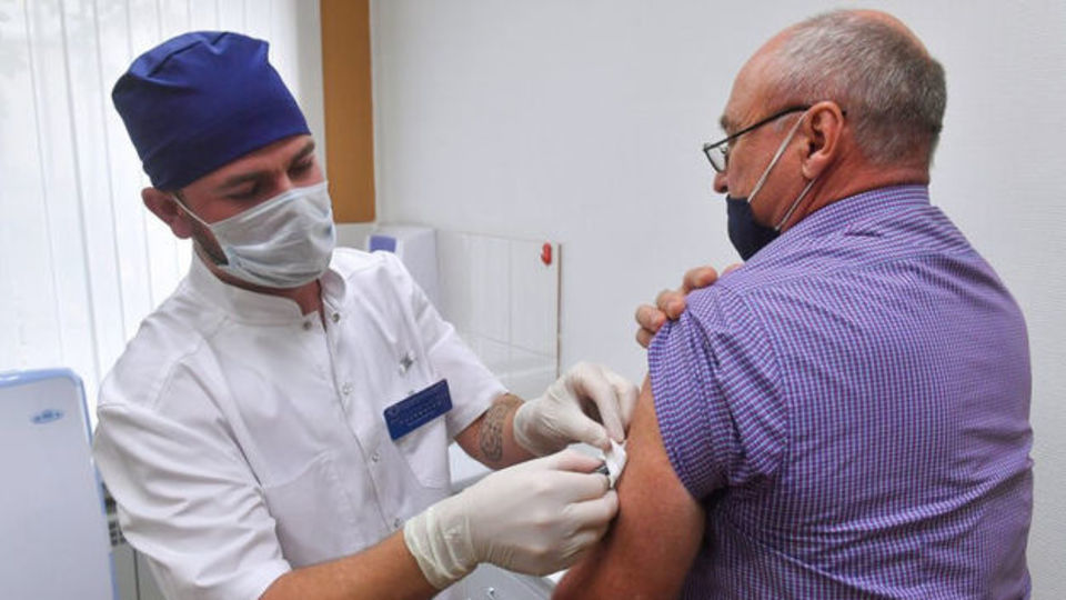 آغاز تزریق دُز سوم واکسن کرونا برای کارکنان نظام سلامت