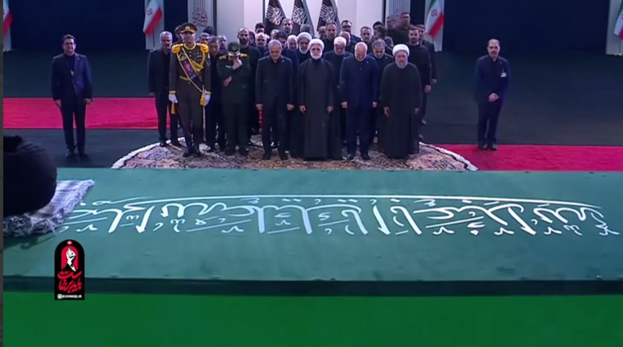 ادای احترام سران قوا و مسئولان ارشد کشور به پیکر امام شهید
