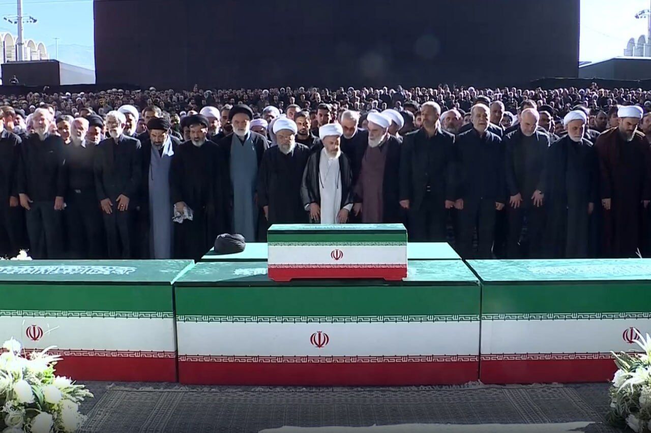 اقامه نماز بر پیکر مطهر آقای شهید ایران /حضور فرزندان رهبر شهید در مصلی تهران